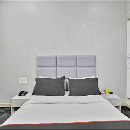 Hotel Unicorn, Surat Exteriör bild