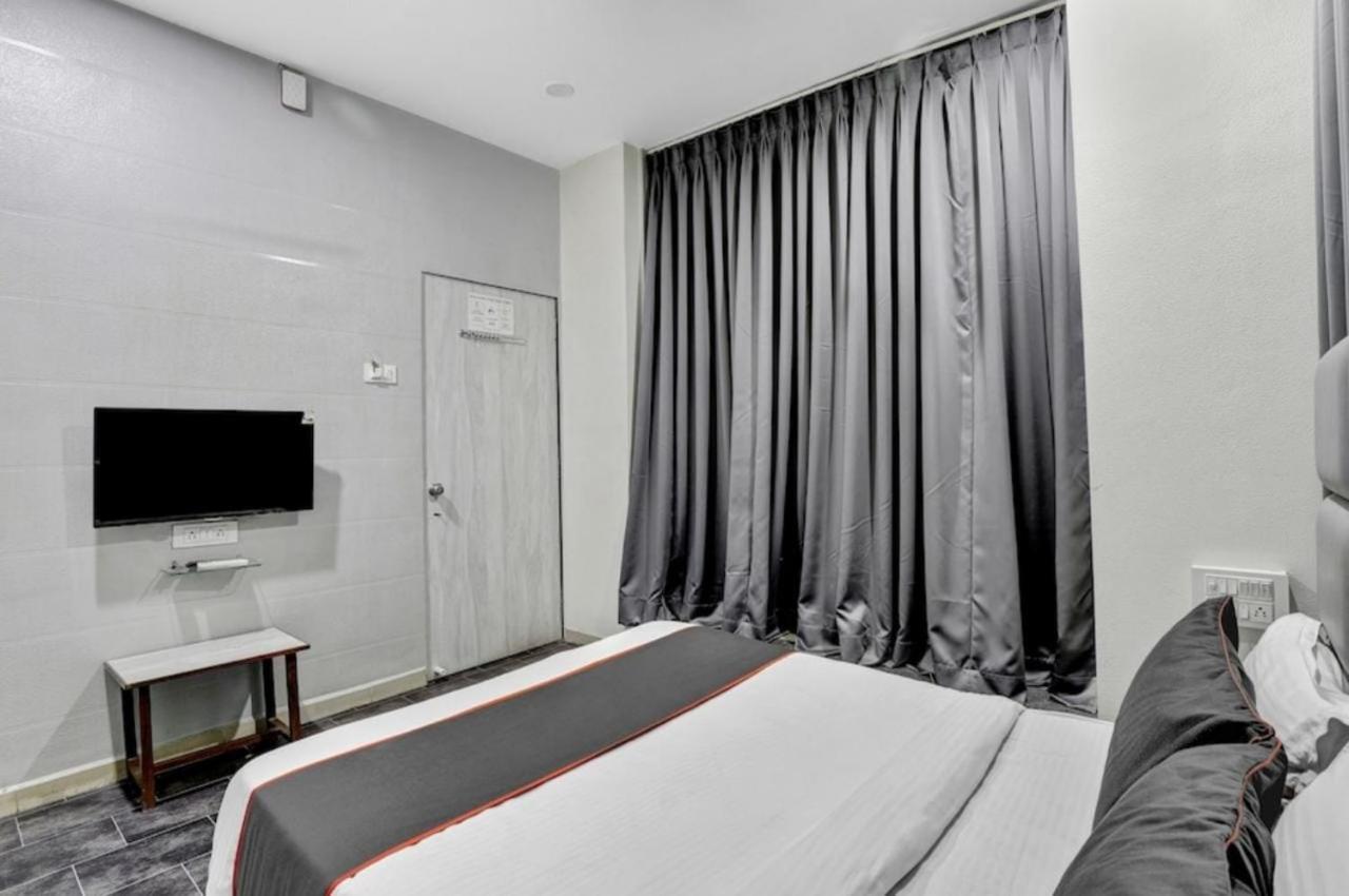 Hotel Unicorn, Surat Exteriör bild
