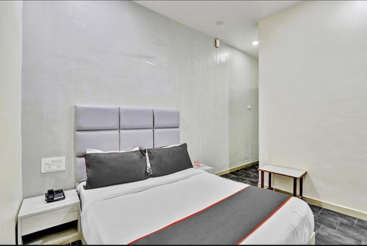 Hotel Unicorn, Surat Exteriör bild